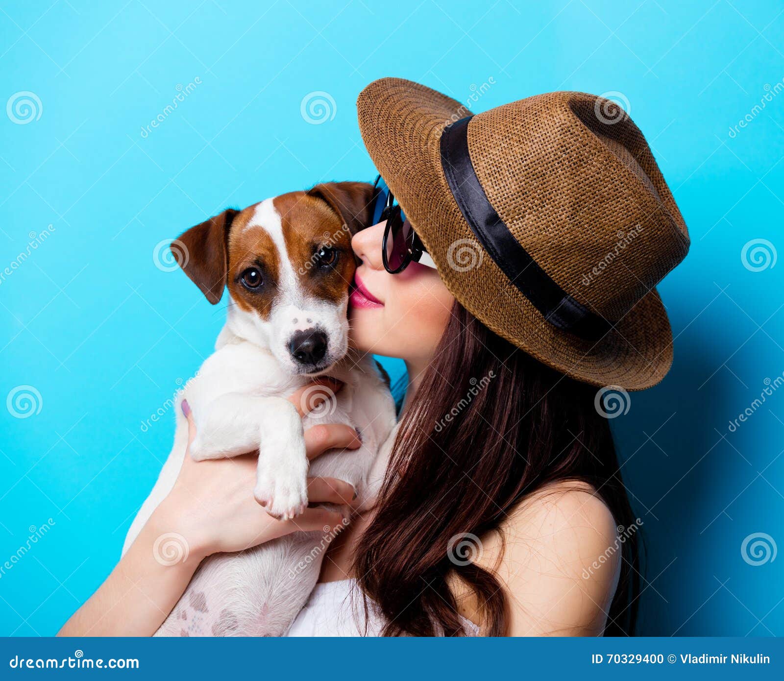 Donne Che Scopano Con Cane Ritratto Della Giovane Donna Con Il Cane Fotografia Stock - Immagine di