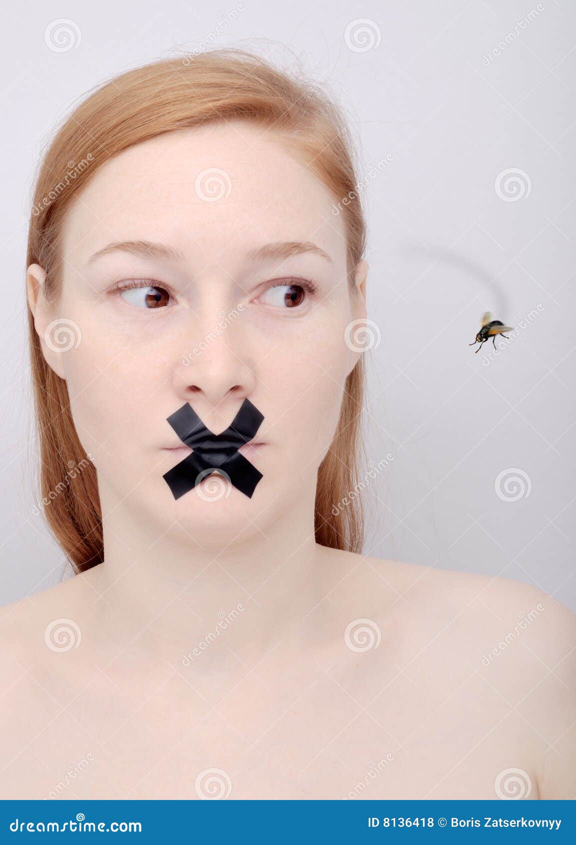 Sorriso A Bocca Chiusa Significato Ritratto Della Ragazza Con La Bocca Chiusa Fotografia Stock - Immagine