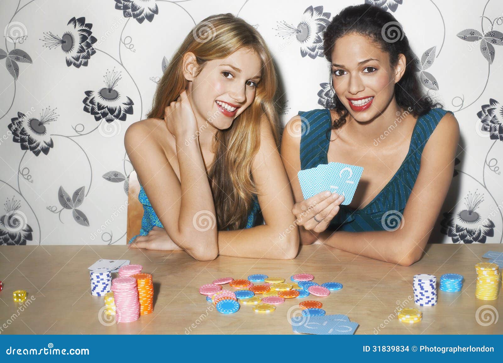 Играем с сестрой в карты на раздевание. Игра в карты на раздевание. Карты на раздевание картинки. Женщина с картами. Игра с подругой на раздевание.