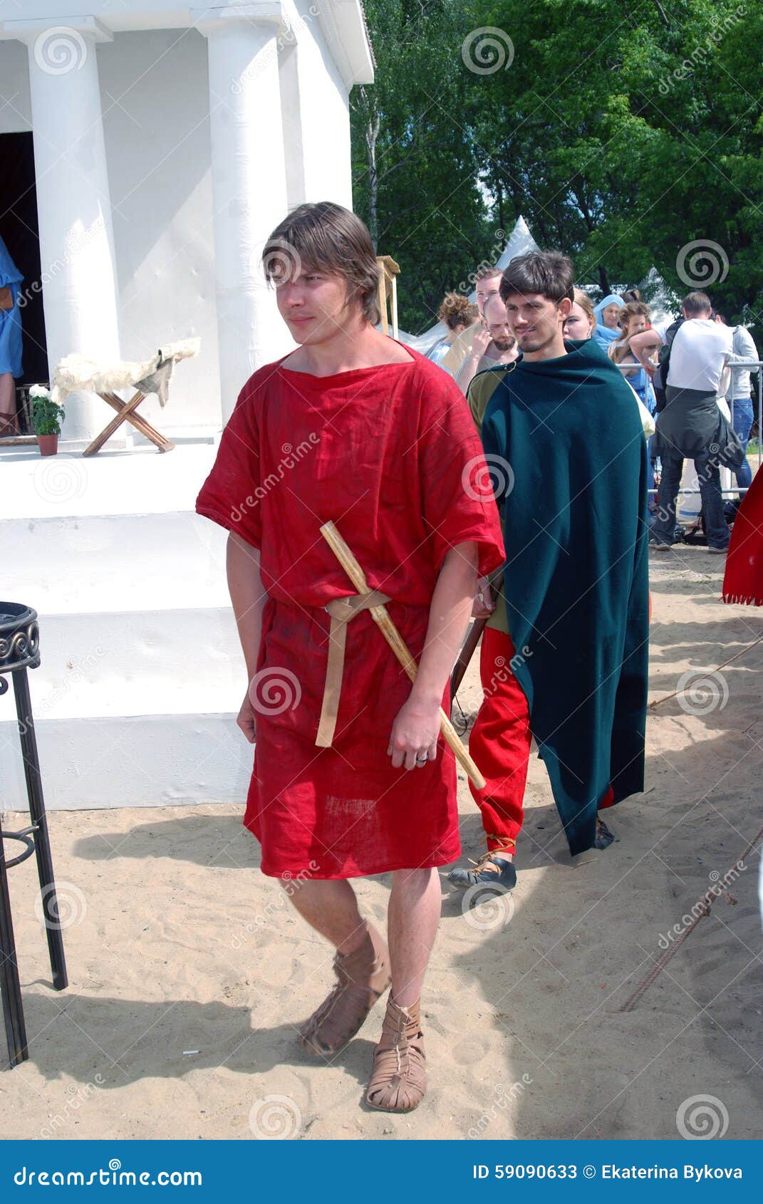 Ritratto delle persone in costumi storici. MOSCA - 6 GIUGNO 2015: Persone in ritratto storico dei costumi Tempi ed età storici di festival Roma antica nel parco di Kolomenskoye, Mosca