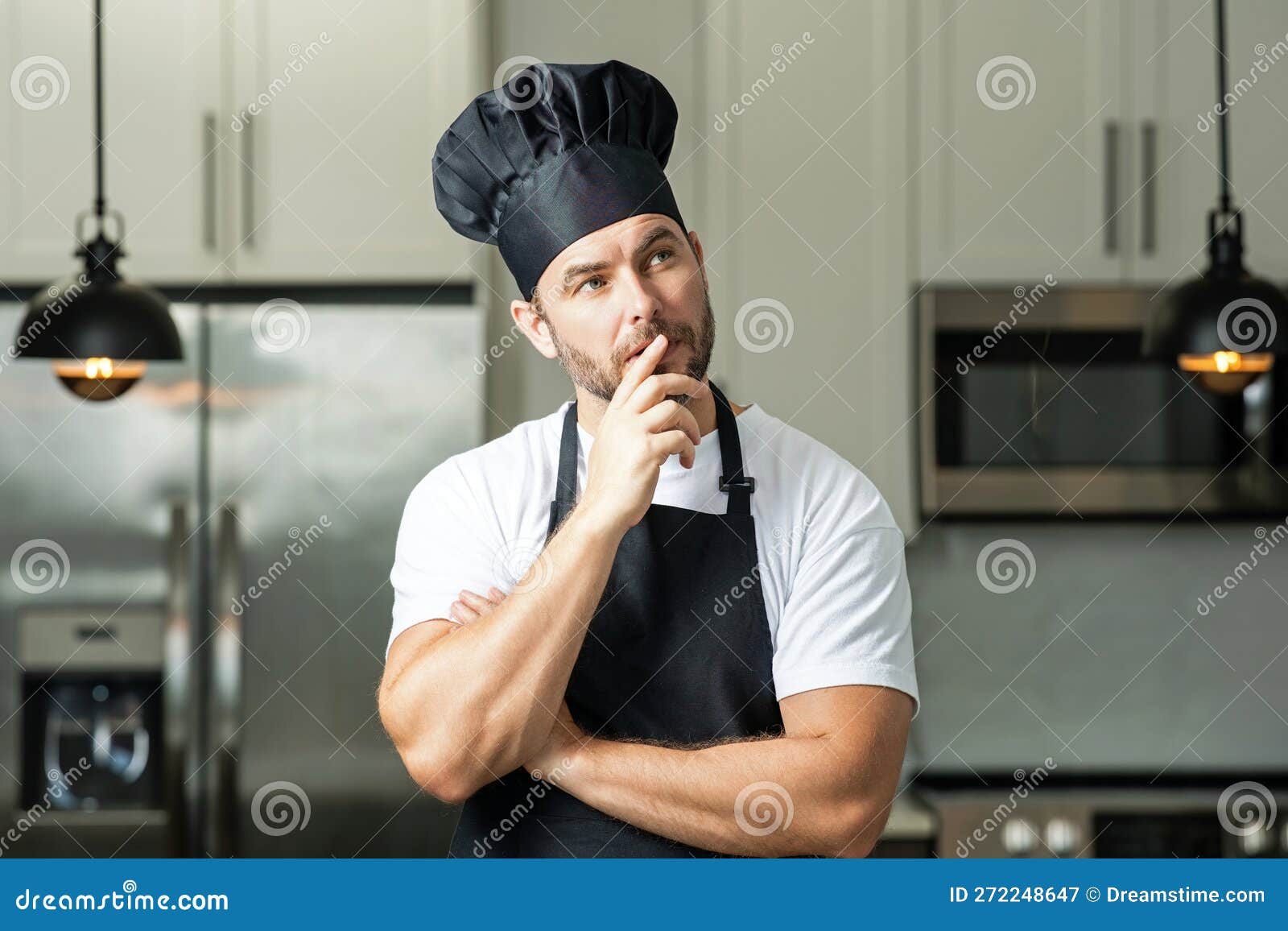 Ritratto Dello Chef Su Un Cappello Da Chef in Cucina. L'uomo Che