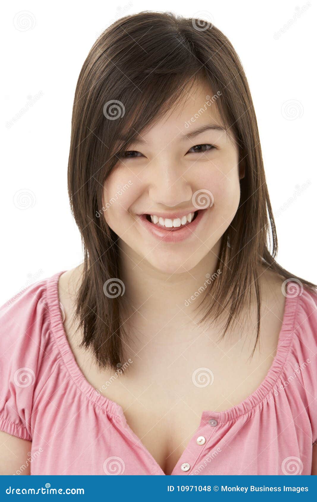 Ritratto dello studio dell'adolescente sorridente che sembra felice