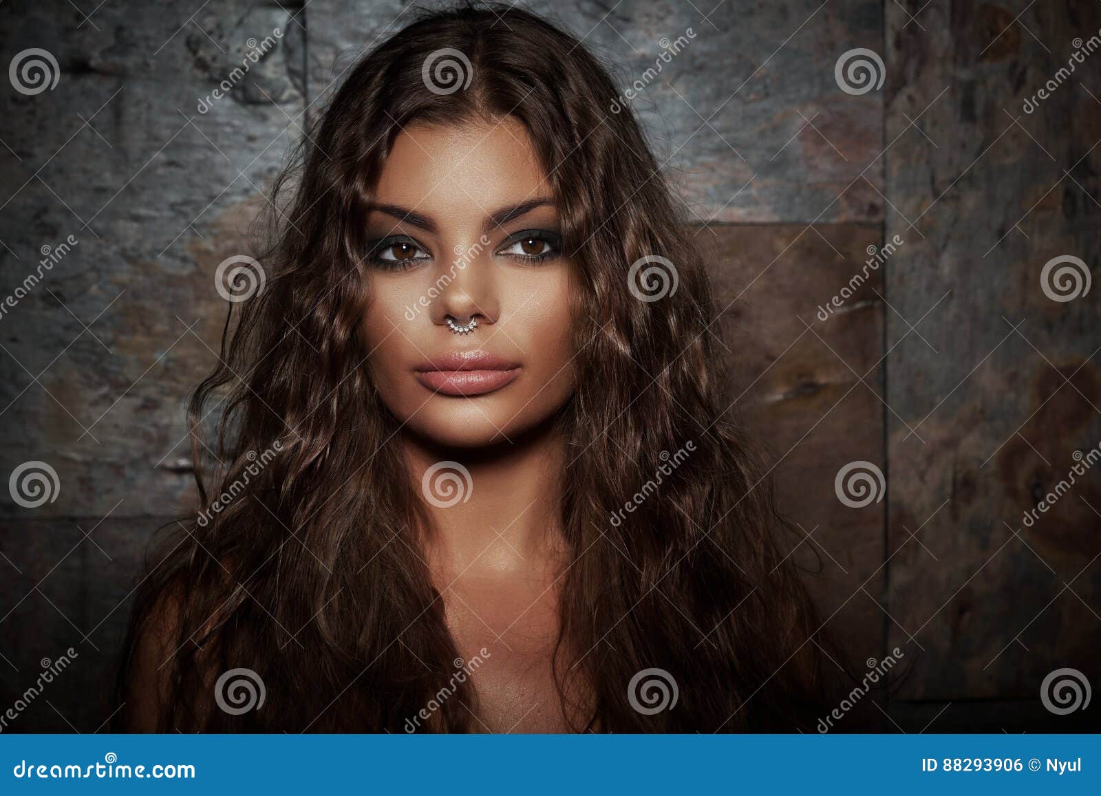 Ritratto Dello Studio Di Tipo Latino Donna Fotografia Stock Immagine