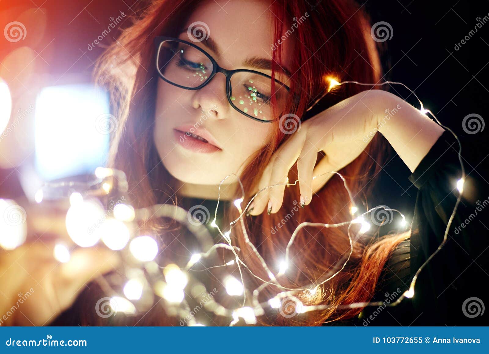 Foto Con Luci Di Natale.Ritratto Di Arte Di Una Donna Con Capelli Rossi Alle Luci Di Natale Ragazza In Vetri Con Le Luci Riflesse Di Natale Capelli Rossi Immagine Stock Immagine Di Bellezza Bello 103772655