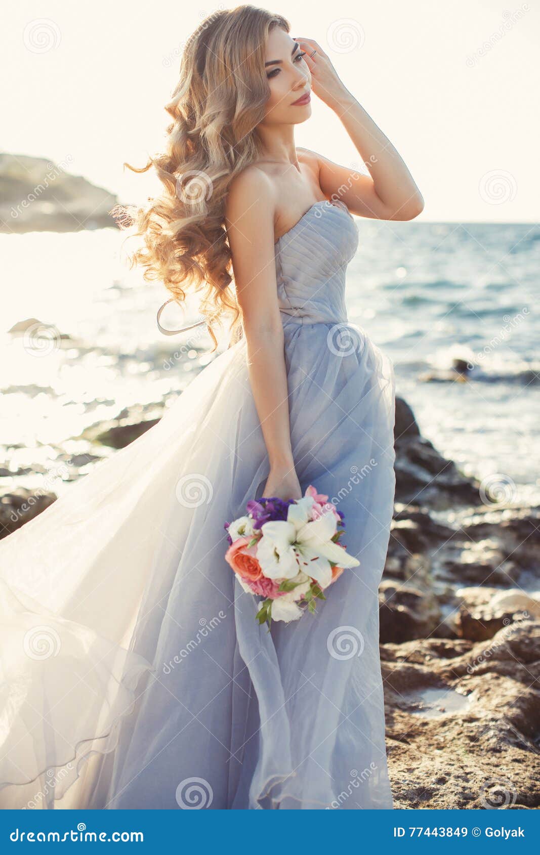 Ritratto Di Giovane Sposa Sulla Riva Del Mare Immagine Stock Immagine Di Background Vestiti