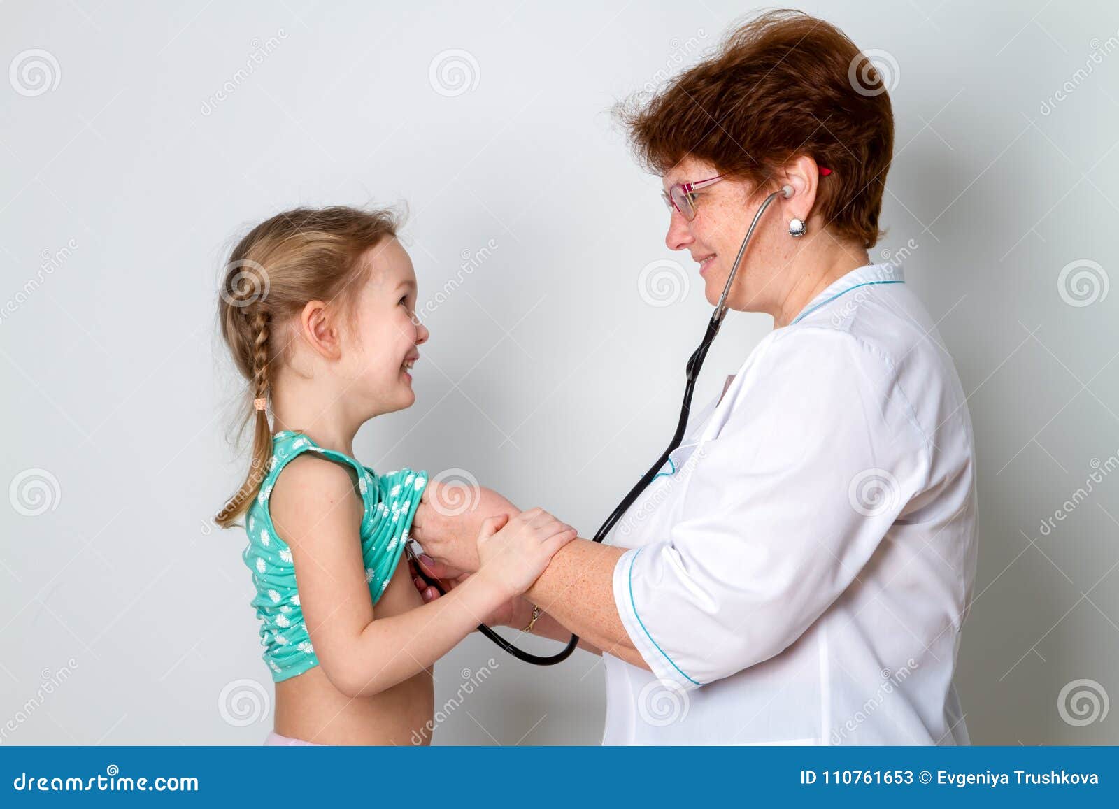 Гол осматривает врач. Прослушивание девочек у врача. Педиатр слушает стетоскопом. Врач слушает девочку. Врач слушает ребенка стетоскопом.