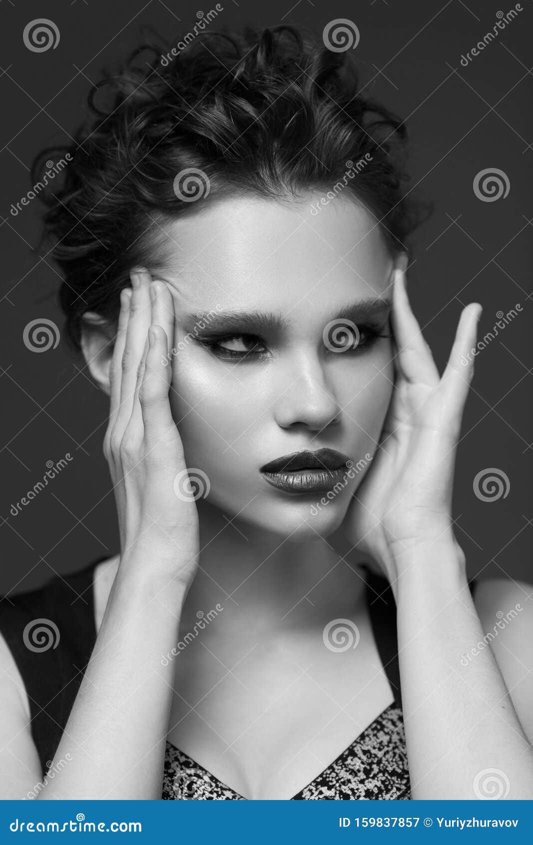 photo Fotografie Immagini Di Donne In Bianco E Nero https it dreamstime com ritratto di moda della giovane donna immagine bianco e nero image159837857