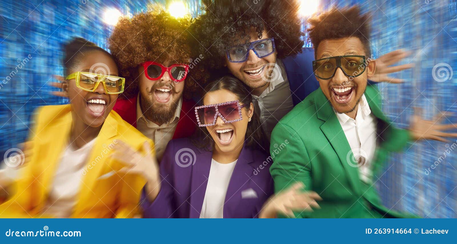 Ritratto Di Persone Che Ridono in Discoteca Con Occhiali Da Sole a Giacca E  Cravatta Su Sfondo Blu. Fotografia Stock - Immagine di modo, impaurito:  263914664