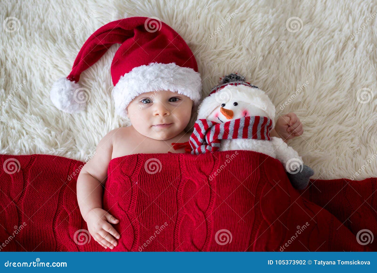 Foto Di Natale Neonati.Ritratto Di Piccolo Ragazzo Di Neonato Sveglio Durare Di Natale Sant Fotografia Stock Immagine Di Cute Decorazione 105373902