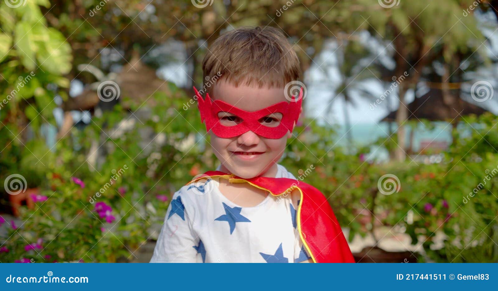 Una foto di un bambino vestito da supereroe