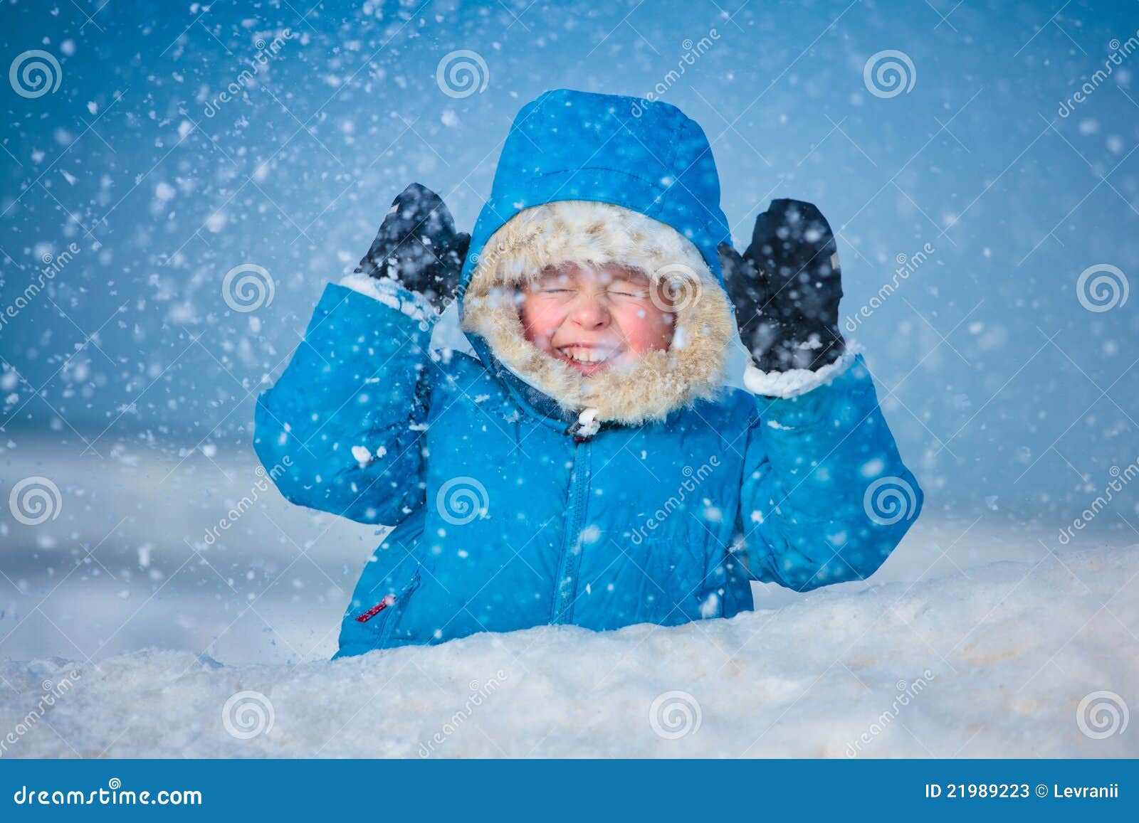 Ritratto di un ragazzino all'aperto nella neve. Ritratto di un ragazzino che gioca all'aperto nella neve