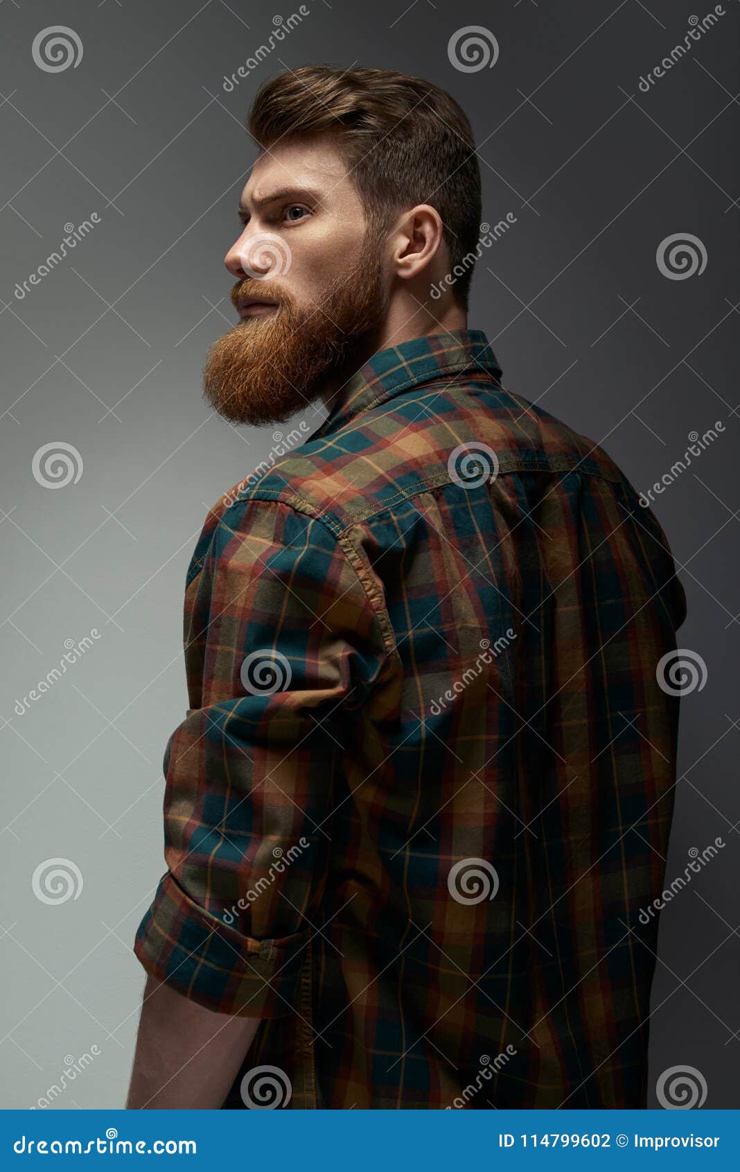 Ritratto Di Un Uomo Con La Barba E L Acconciatura Moderna Fotografia Stock Immagine Di Haircut Barbershop
