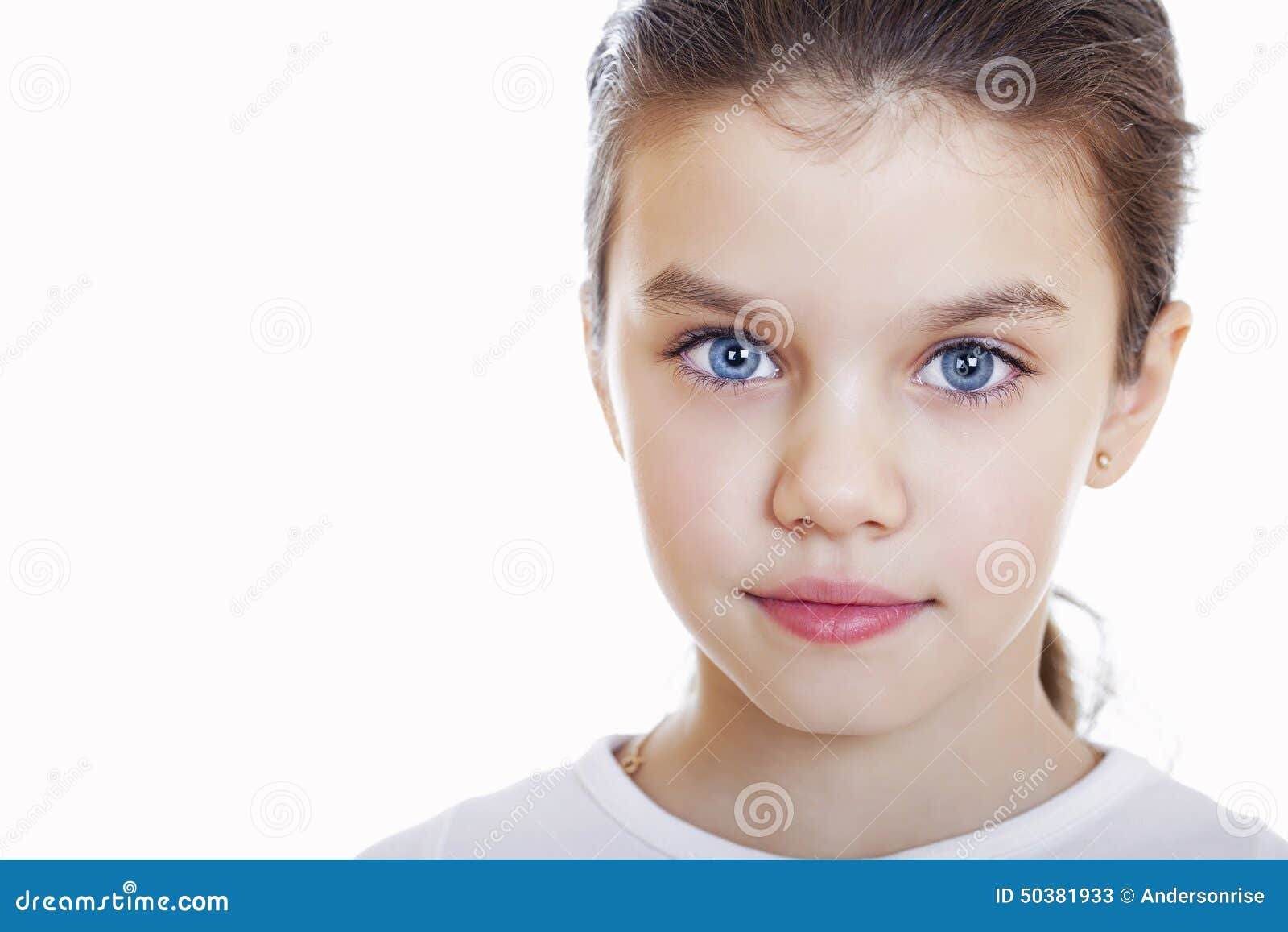 Ritratto di una bambina affascinante che sorride alla macchina fotografica, isolato su fondo bianco