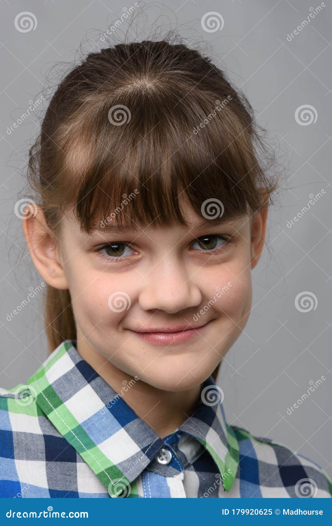 Ritratto Di Una Bambina Di 10 Anni, Aspetto Europeo, Primo Piano Immagine  Stock - Immagine di emozioni, isolato: 179920625