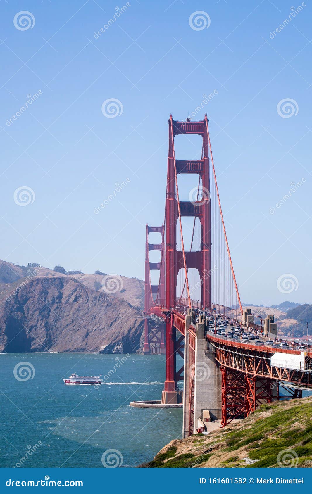 Ritratto di una barca che viaggia sotto il famoso ponte d'oro Giorno del sole estivo a San Francisco, California