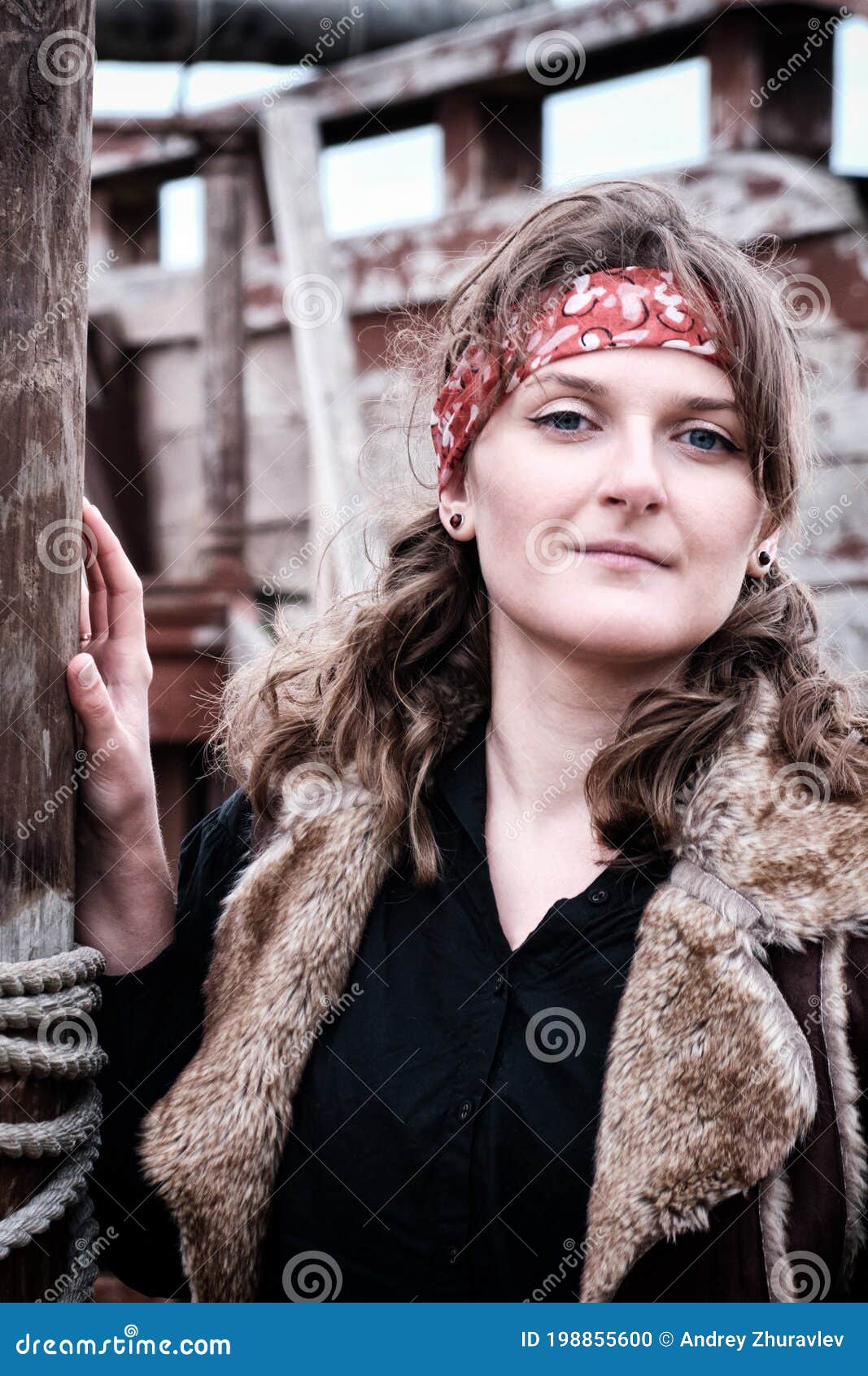 Ritratto Di Una Donna Pirata Con Camicia Nera Di Bandana Rossa E Giacca Di  Pelliccia Sullo Sfondo Di Una Vecchia Nave Fotografia Stock - Immagine di  protezione, adulto: 198855600