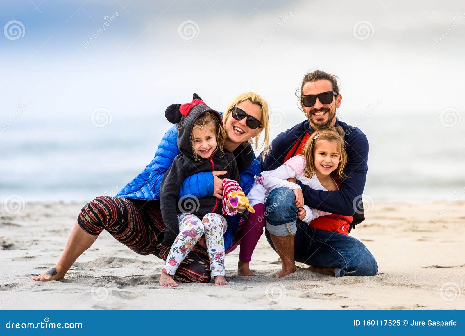 Ritratto Di Una Giovane Famiglia Felice In Posa Sulla Spiaggia Di Sandy Immagine Stock Immagine Di Famiglia Felicit