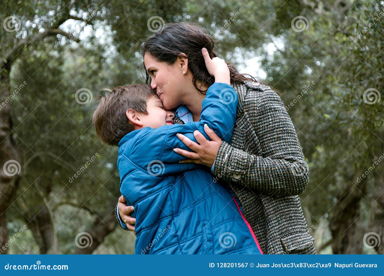 Mamma E Figlio Che Trombano Ritratto Di Una Madre Che Bacia Il Suo Piccolo Figlio Nel Parco