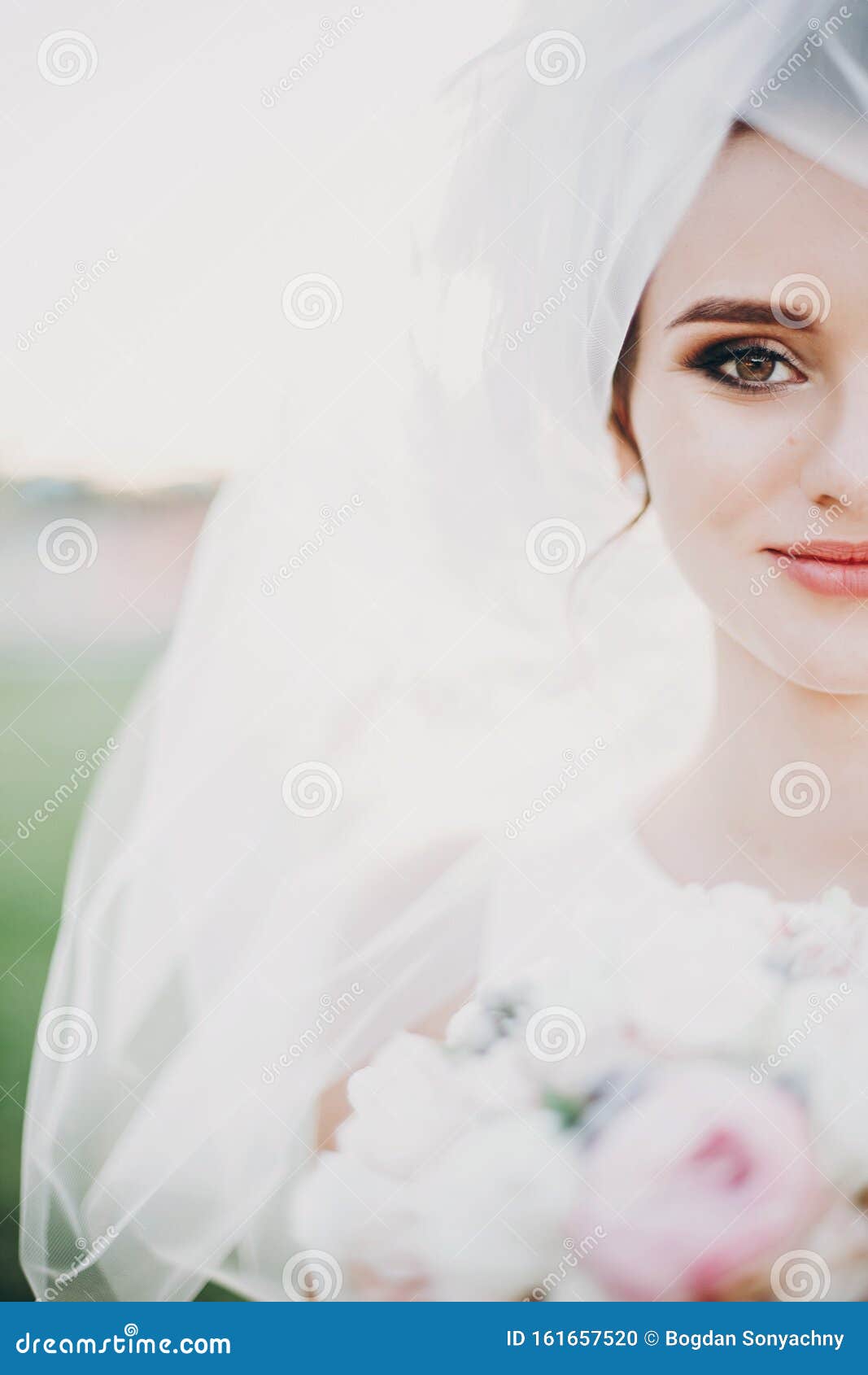 Suore Con Abito Bianco E Velo Azzurro Ritratto Sensuale Di Bella Sposa Sotto Il Velo Mentre Tiene Bouquet All