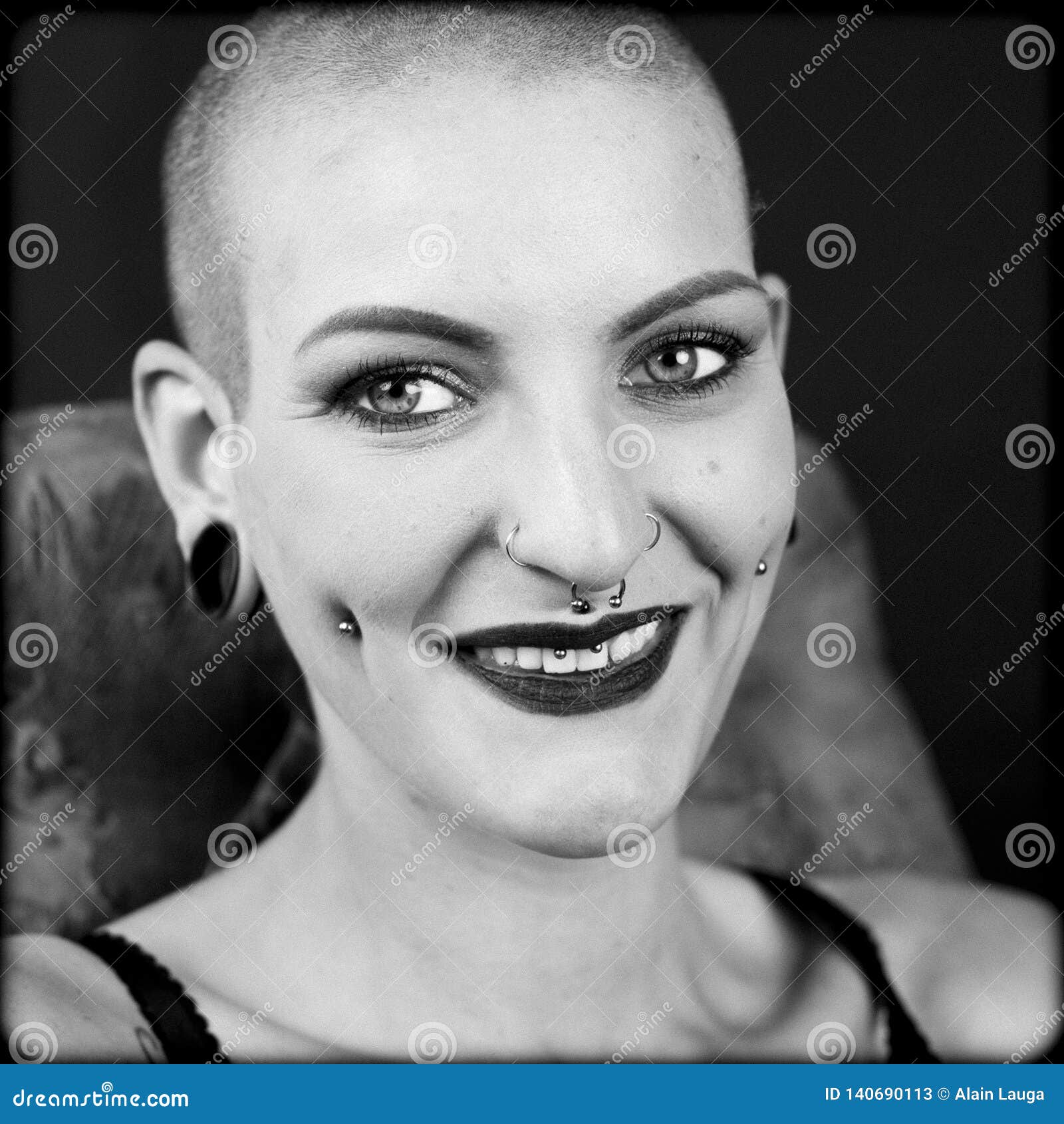 Il Distratto Vi Ha La Testa Ritratto Sorridente Di Una Donna Che Ha Raso La Sua Testa Immagine