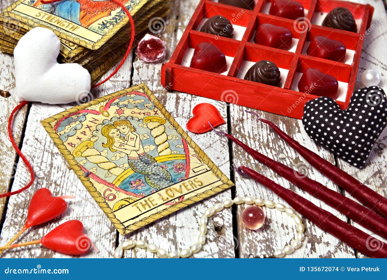 Amants De Carte De Tarot, Bonbons Au Chocolat, Coeur Et Symboles D'amour,  Fleurs De Lavande, Bougies Image stock - Image du objet, divination:  135672099