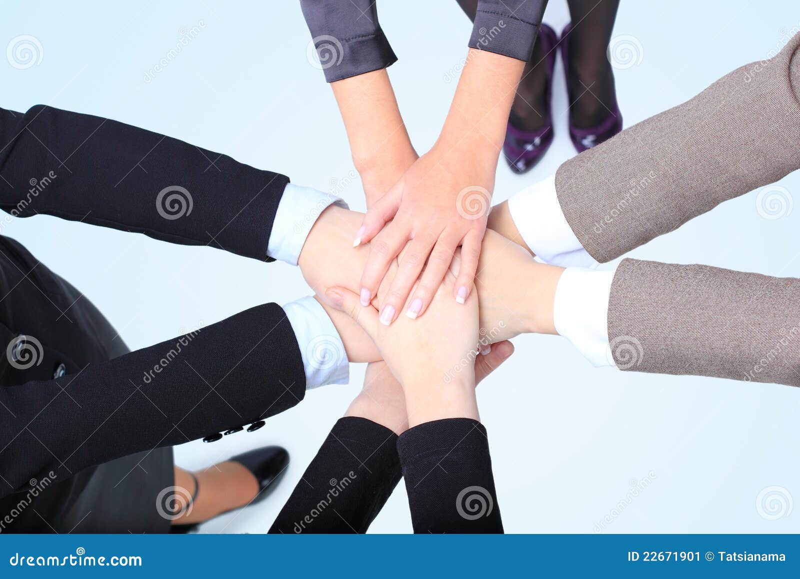 Primo piano di riuscite donne di affari con le loro mani insieme