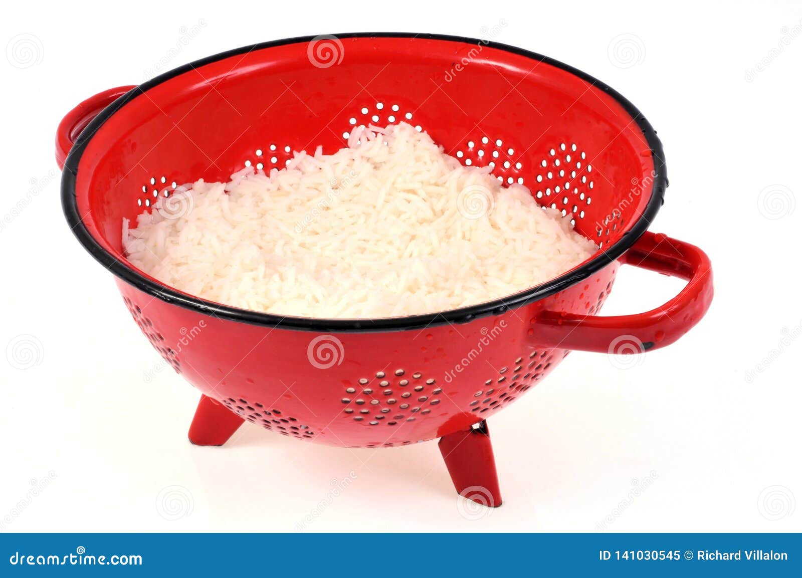 Riz Dans Une Passoire Rouge Sur Un Fond Blanc Image stock - Image du cuit,  rouge: 141030545