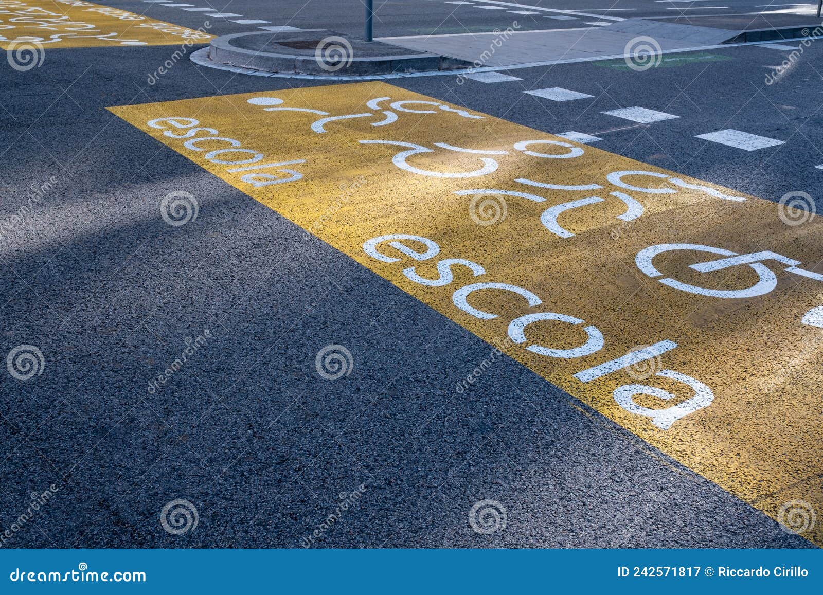 road with school crossing sign indicates children crossing the street - escola