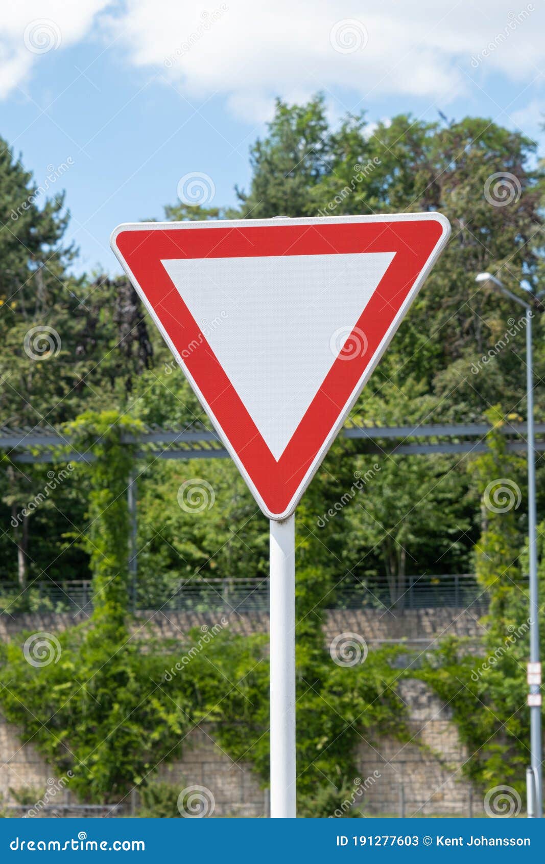 Biển báo điều khiển giao thông đường bộ hiệu Give Way Yield là điểm dừng chờ, giúp người lái xe và người điều khiển xe máy đảm bảo an toàn và thuận tiện cho cả hai bên. Để tìm hiểu thêm về biển báo này, hãy xem hình ảnh mà chúng tôi đã chia sẻ.