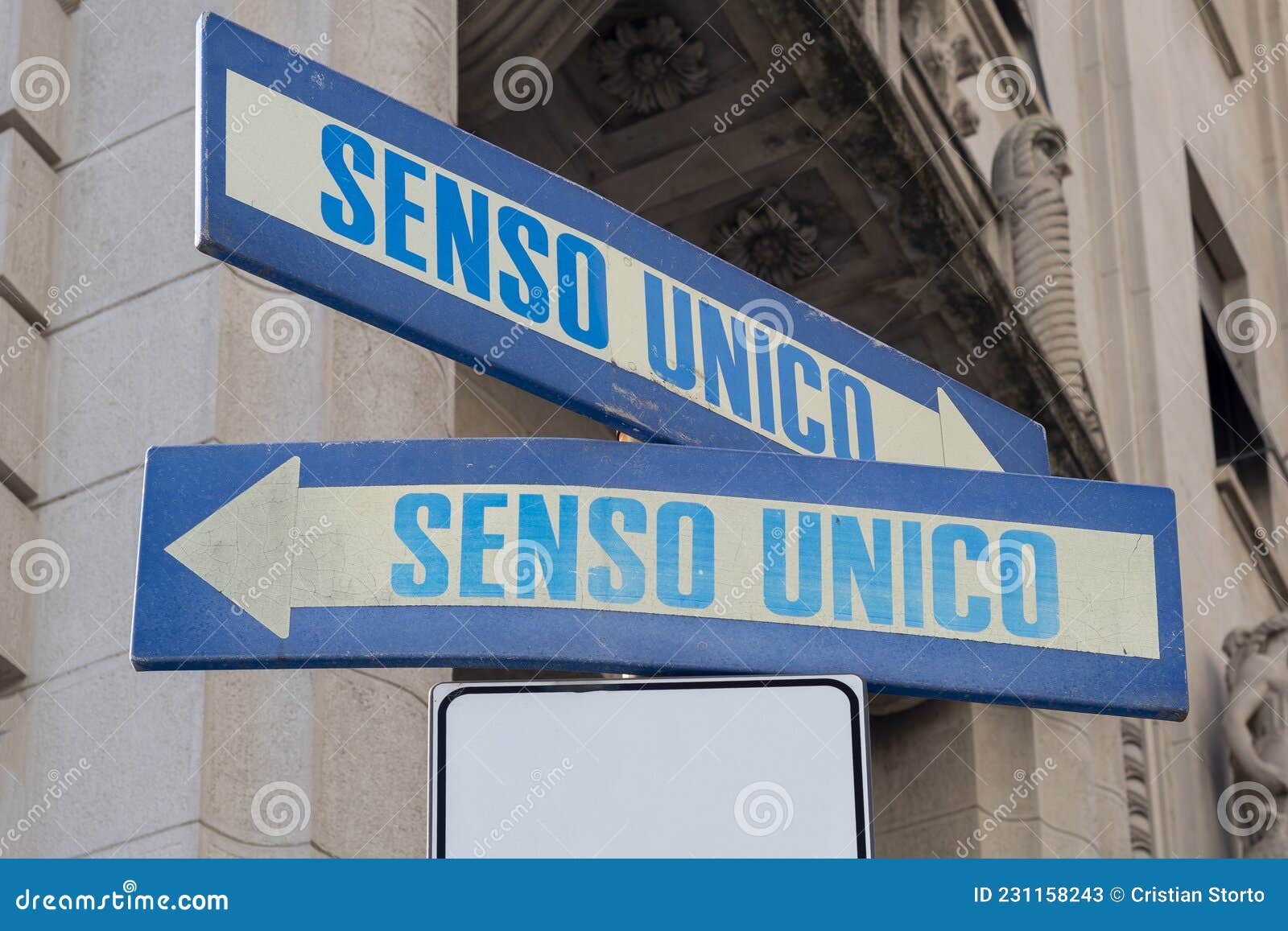 road sign indicating one way senso unico in both directions