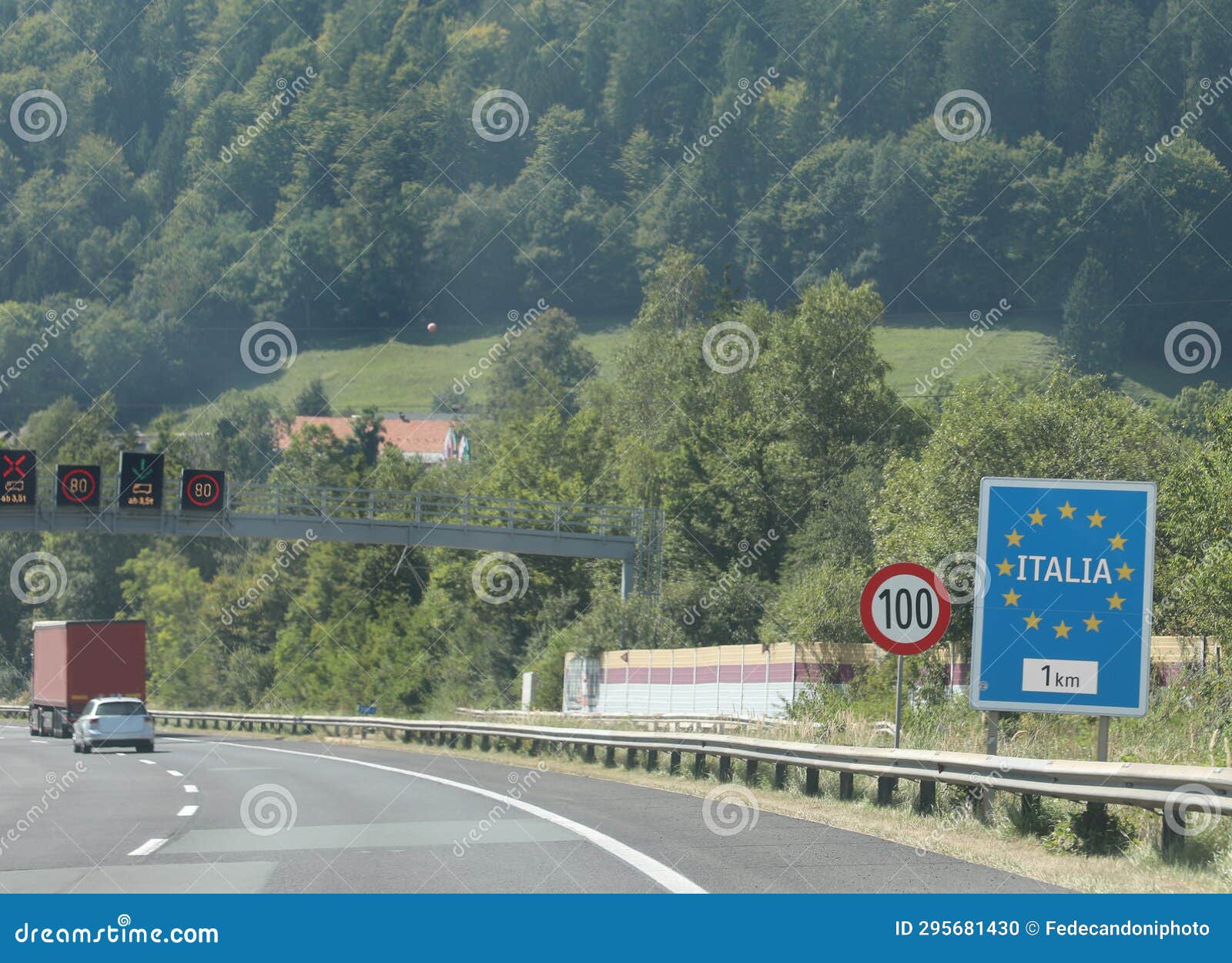 road sign with the text italia htat means italy and yellow european stars near the border