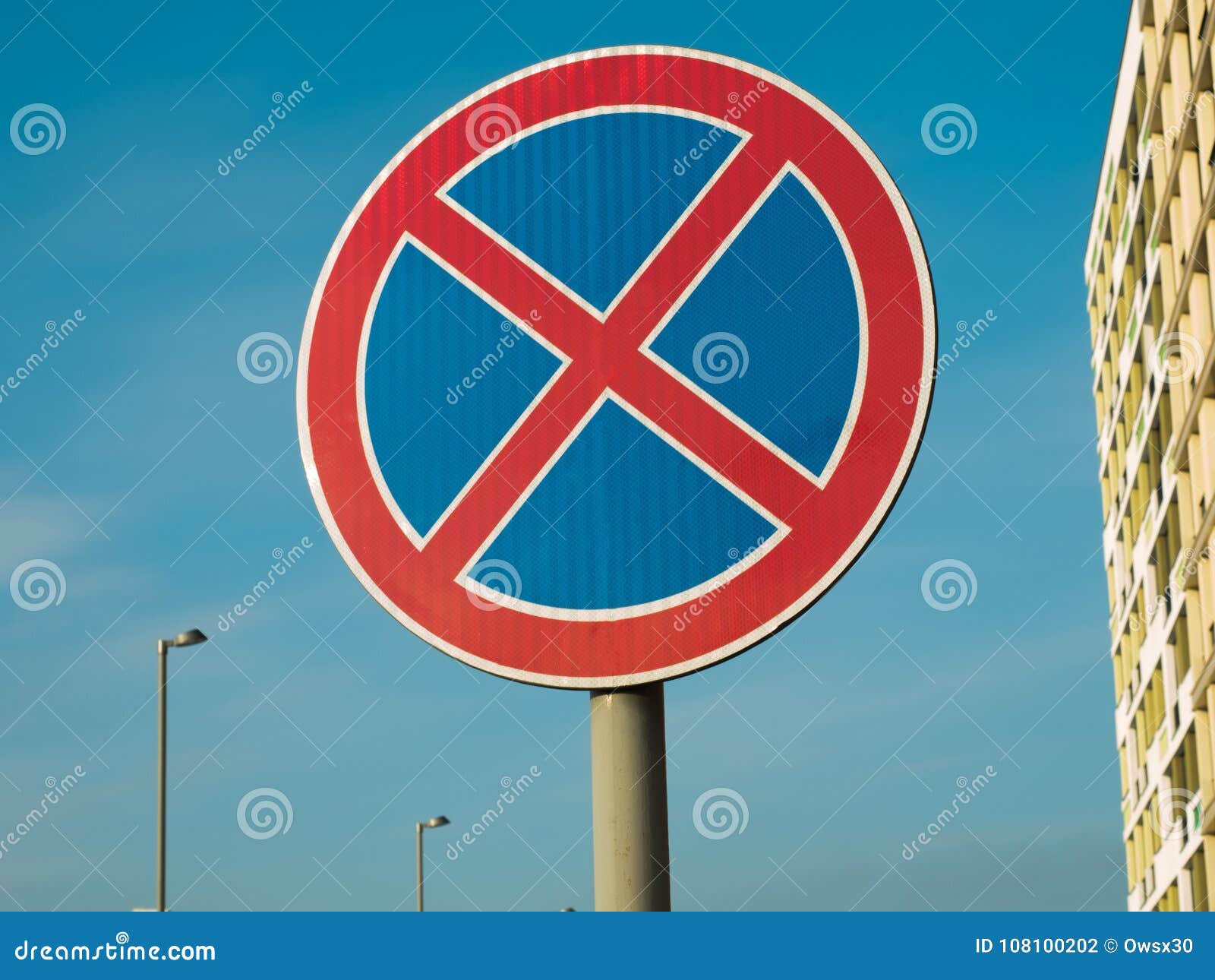 Biển báo giao thông hình tròn nền xanh: Tìm hiểu về các loại biển báo giao thông hình tròn nền xanh và ý nghĩa của chúng. Những biển báo này đóng vai trò quan trọng trong việc chỉ dẫn các tình huống đường bộ phổ biến, giúp bạn tránh được tai nạn giao thông.