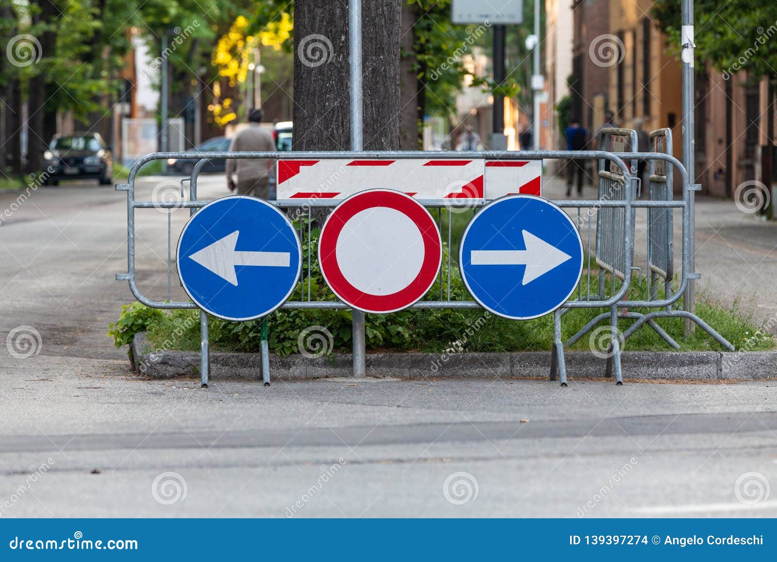 road signs. deviation on the route, signaling of an obstacle and deflection arrows to avoid it.