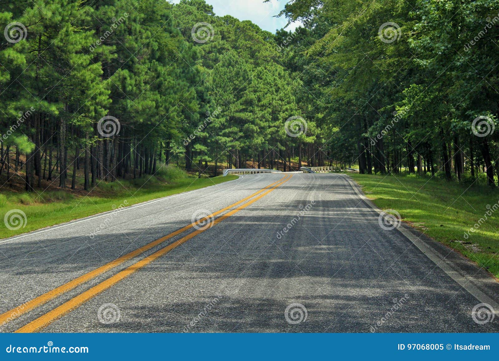 314 Green Road Divider Stock Photos - Free & Royalty-Free Stock Photos from  Dreamstime