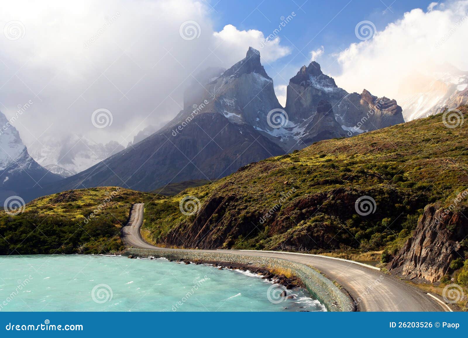 road to cuernos del paine