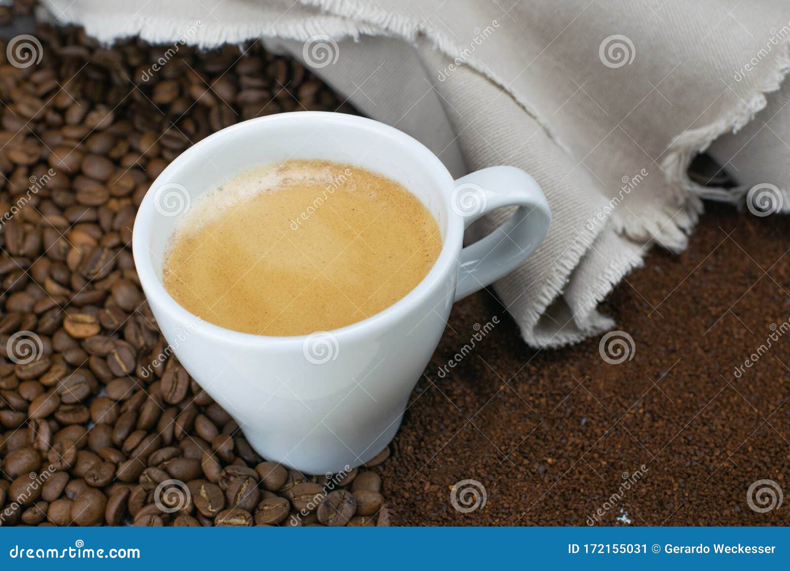 Photo Roasted coffee beans, ground coffee and cup of coffee on wooden table