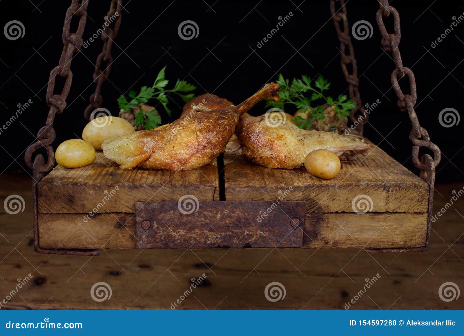 Roasted Goose Meat Served with Potatoes, Stuffing on a Wooden Surface 库存照片 图片 包括有 准备, 草本