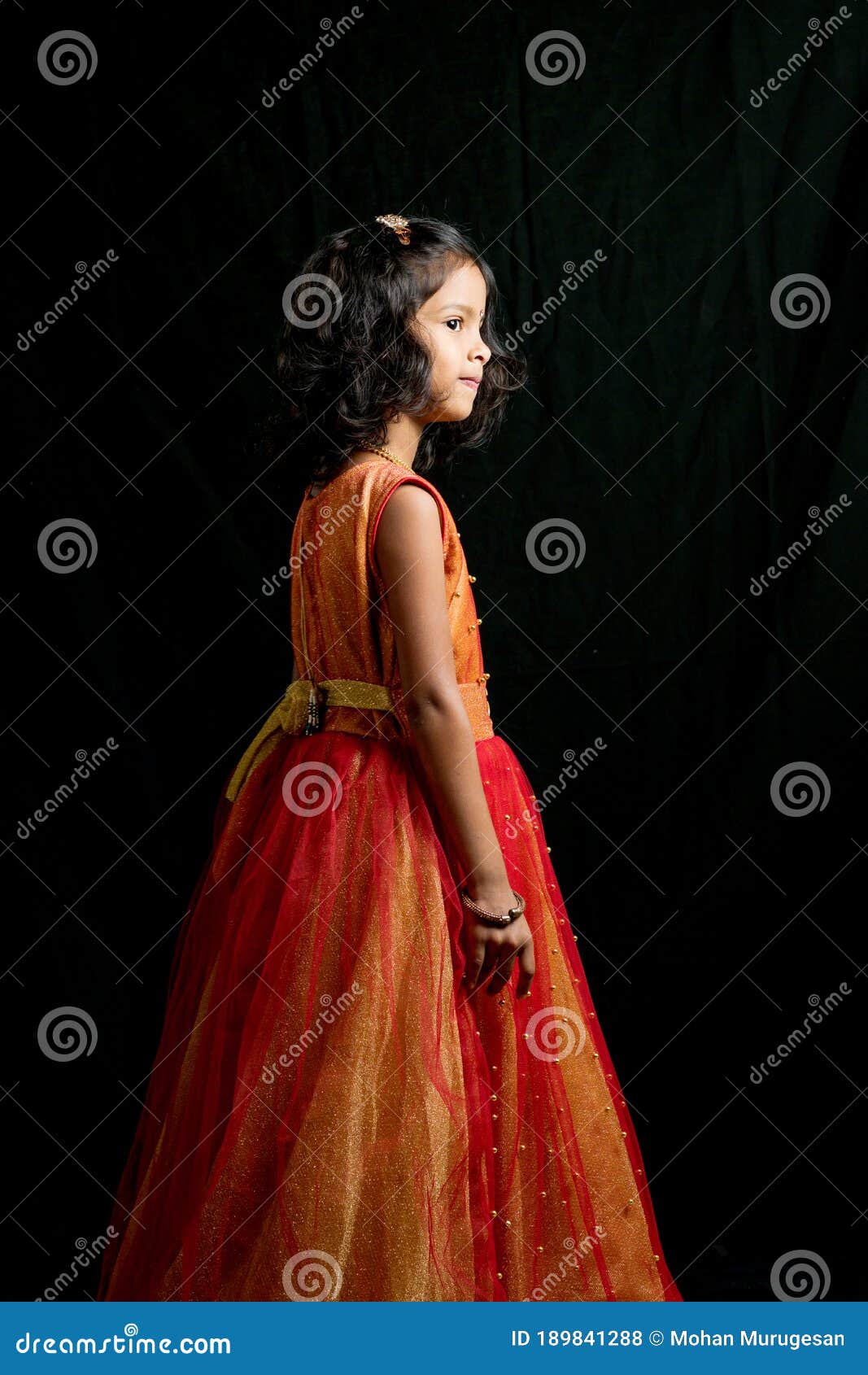 Robe De Port Et Danse De La Princesse D'enfant Heureux De Cette Petite  Fille Photo stock - Image du asiatique, lacet: 189841288