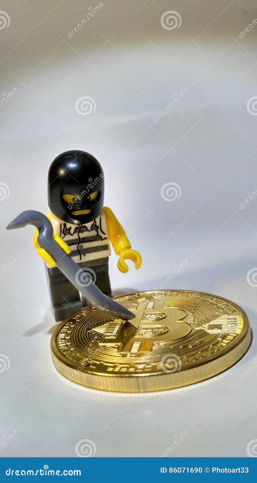 Robo de Bitcoins dorados foto de archivo. Imagen de financiero - 86071690