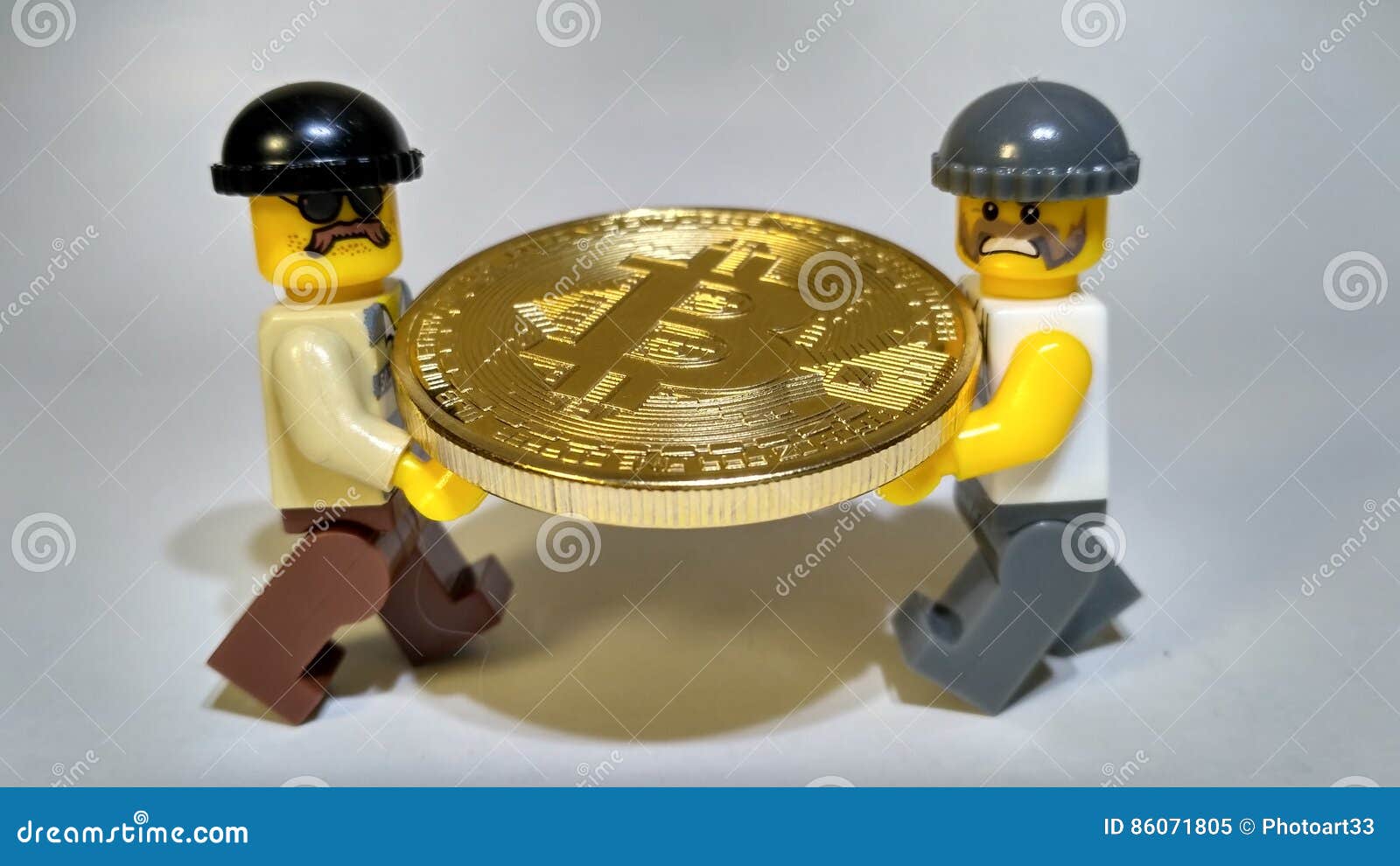 Robe El Robo De Oro Del Dinero De Bitcoin Imagen de archivo - Imagen de  dinero, virtual: 86071805