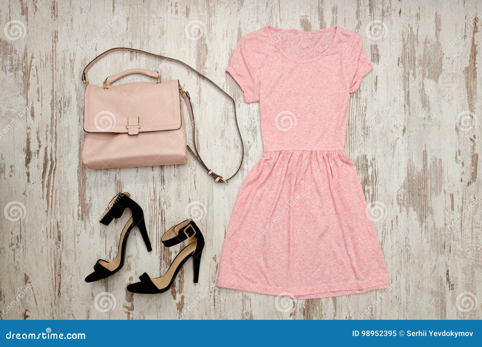 Robe Rose, Chaussures Noires Et Un Sac Beige Concept à La Mode Image stock - Image du rose, chaussures: 98952395