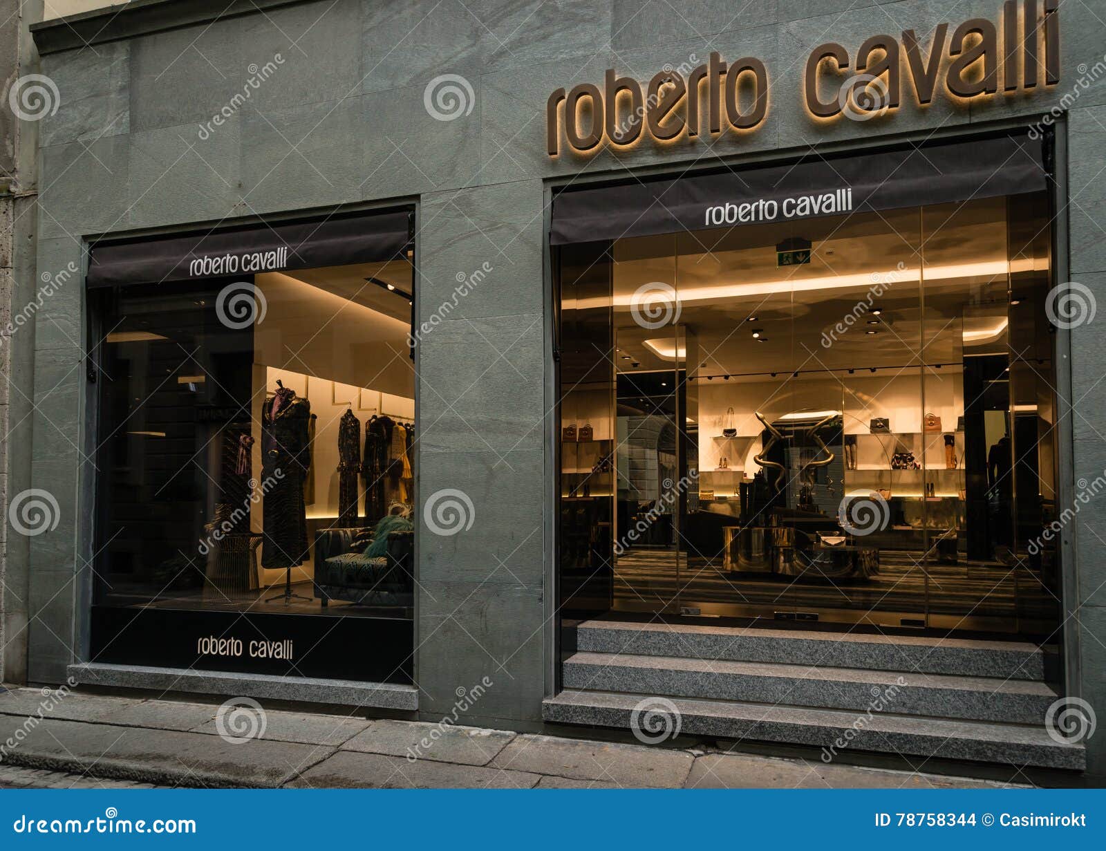 schuifelen Een hekel hebben aan leerboek Roberto Cavalli Boutique Milan. Editorial Stock Image - Image of  collection, famous: 78758344