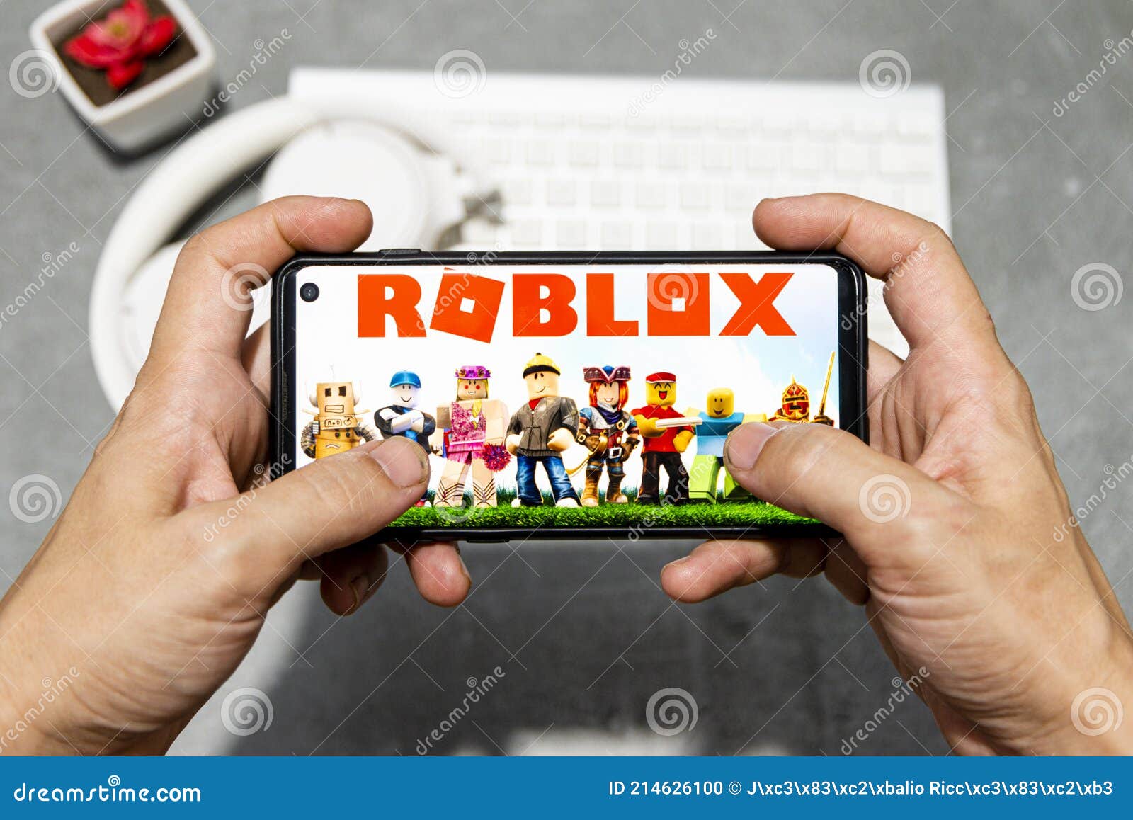 Roblox é Um Mmorpg E Mmosg Baseados Em Múltiplas Plataformas E Simulações  Multiversais Do Mundo Aberto Imagem Editorial - Imagem de virtual, varejo:  214626100