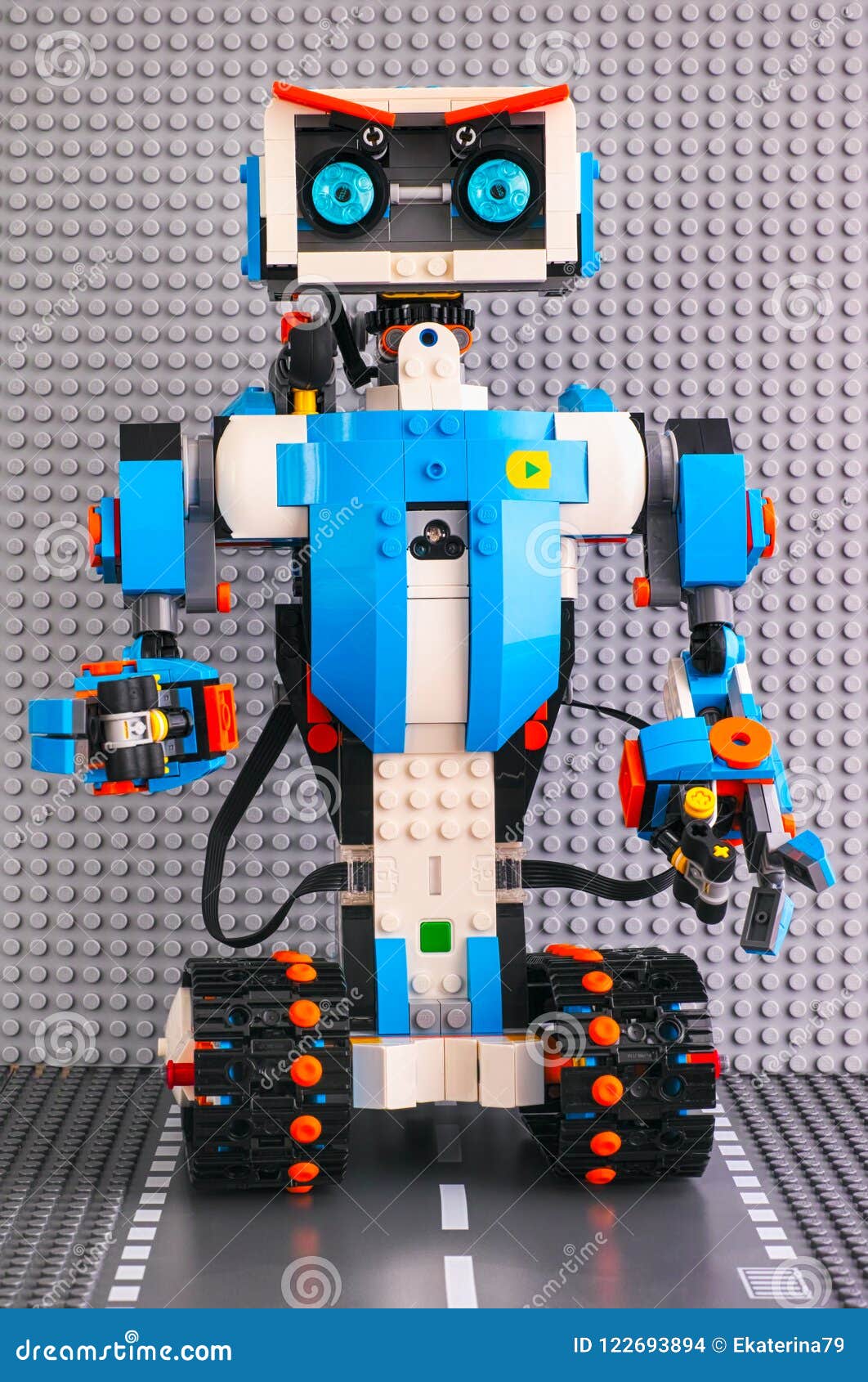 Robot De POUSSÉE De Lego Se Tenant Sur La Plaque De Base De Route