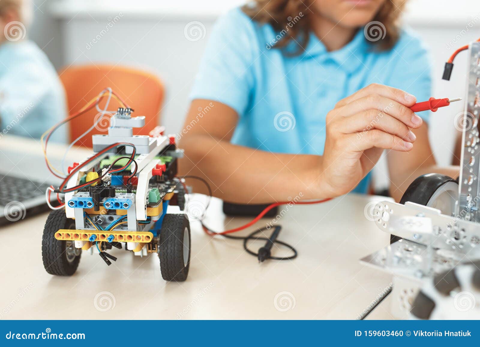 Fond Enseignante Démontrant Une Imprimante 3d Dans Un Cours Dingénierie Et  De Robotique Dans Une école