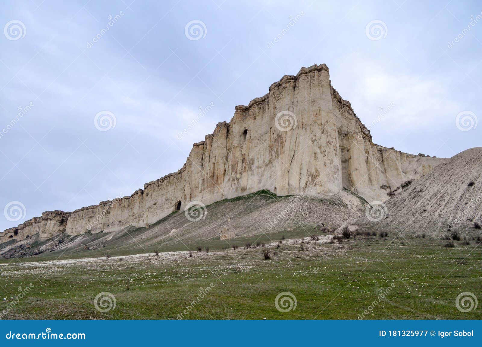 Roca blanca imagen de archivo. Imagen de hierba, altura 181325977