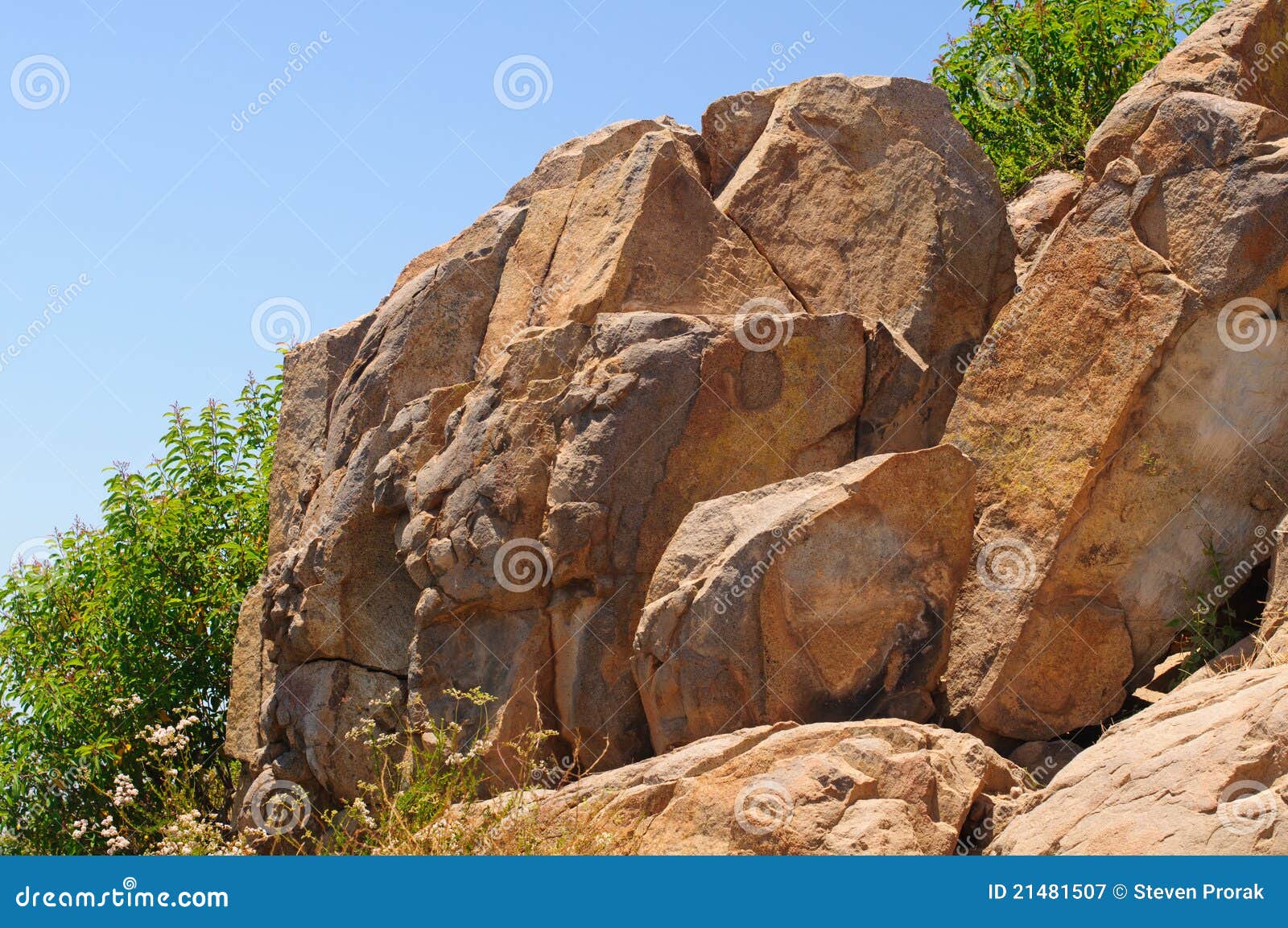 Rocas de la montaña en el cielo del verano. Las rocas del granito de la montaña de Cowles en San Diego