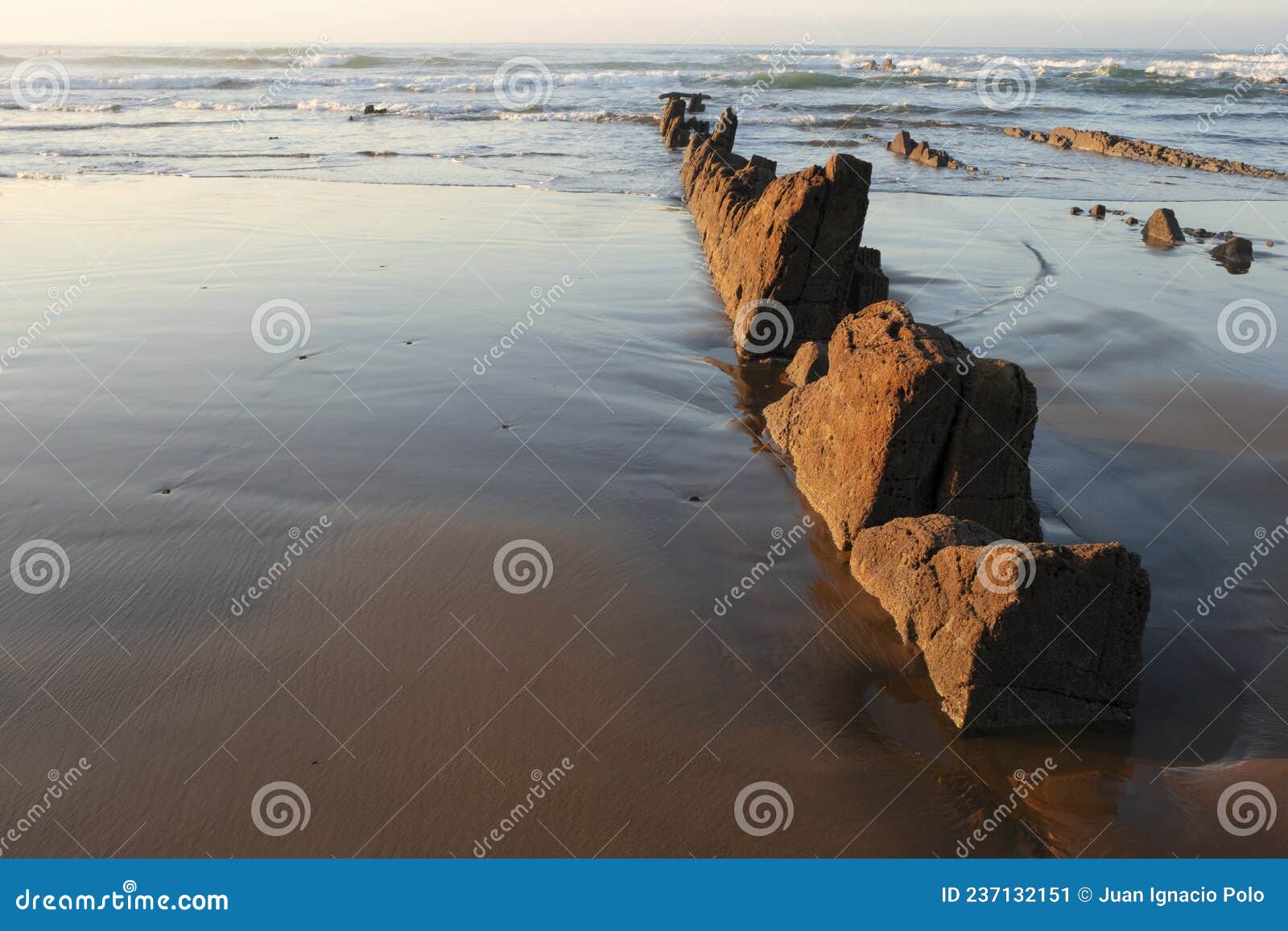 rocas en la playa de sopelana, bizkaia
