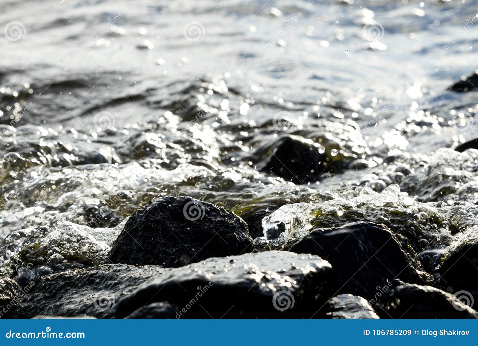 Rocce costiere sul fondo dell'onda. Pietre sul fondo dell'acqua, onda, luce naturale, macro