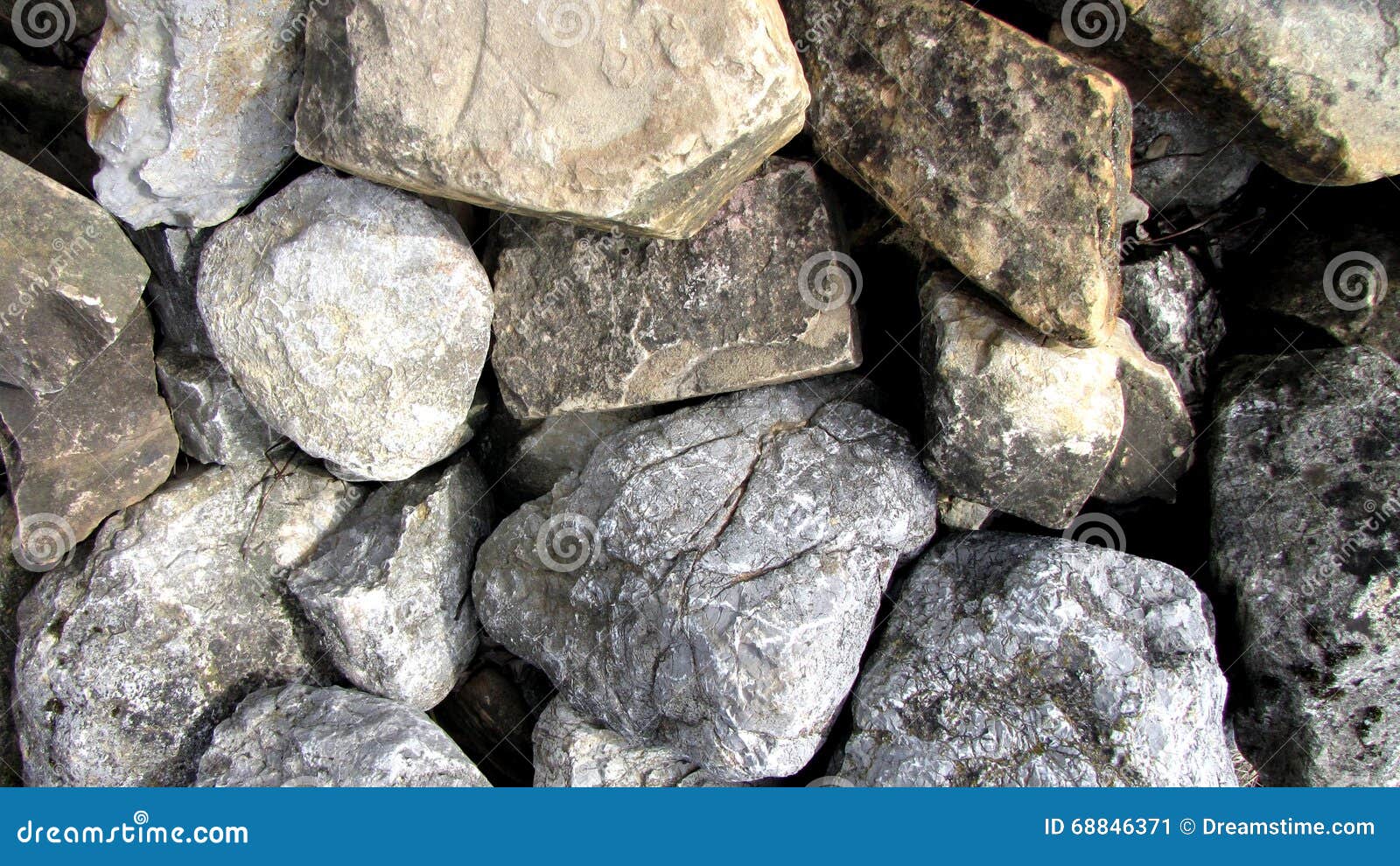 ROCCE E PIETRE CON IL MODELLO DEL FONDO DEL MUSCHIO. Rocce e pietre con muschio sulla cima della montagna nella natura